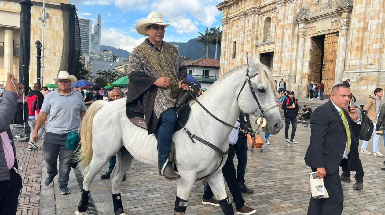 Senador Alirio Barrera montado en su caballo.