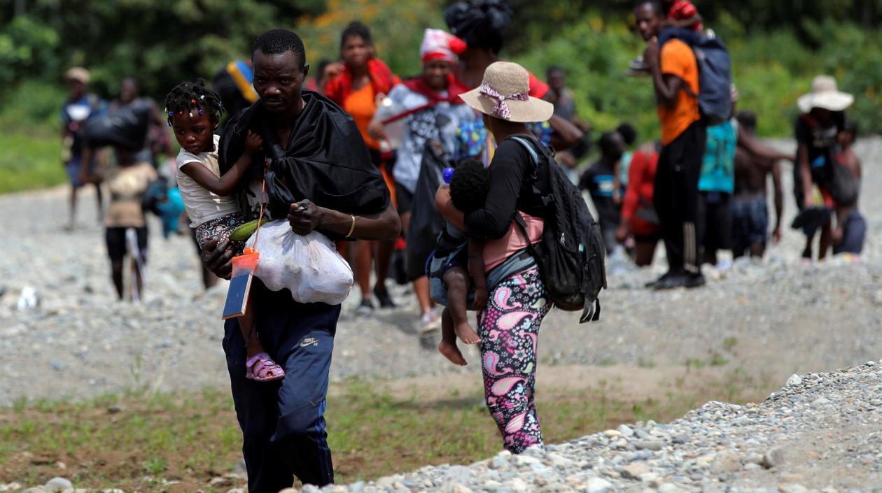 Tras cruzar la selva, migrantes llegan a la comunidad de Bajo Chiquito, provincia del Darién.