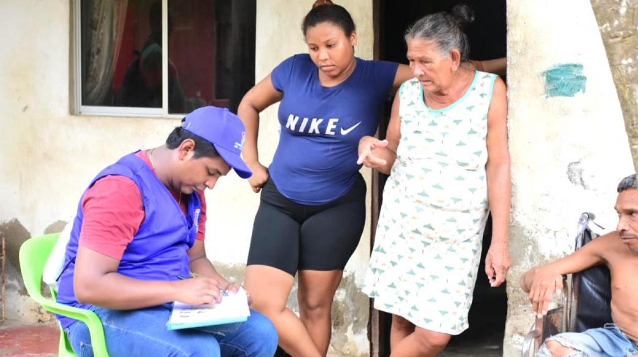 Funcionarios de la Gobernación realizando el censo.