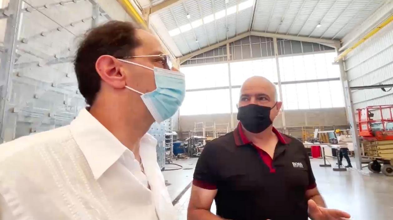 Christian Daes, COO de Tecnoglass, con el exministro de Comercio y Hacienda, José Manuel Restrepo.