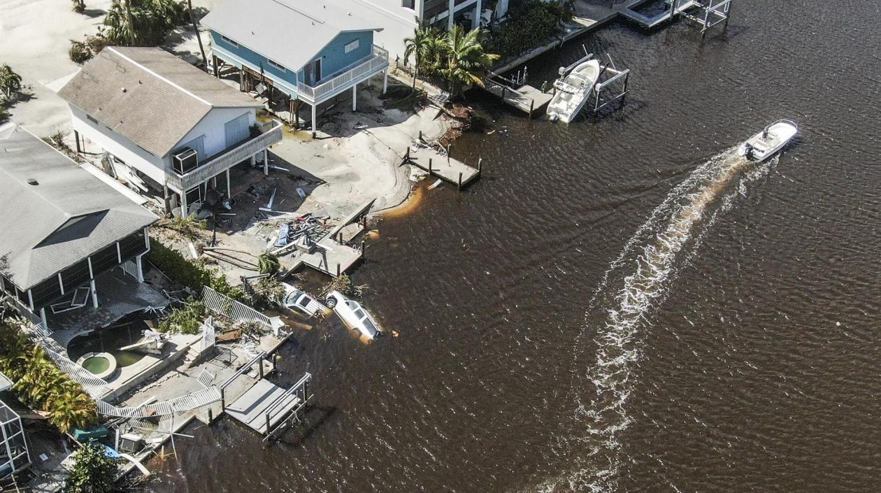 Una foto aérea muestra los daños causados ​​a las propiedades tras el paso del huracán Ian en Bonita Shores, Florida
