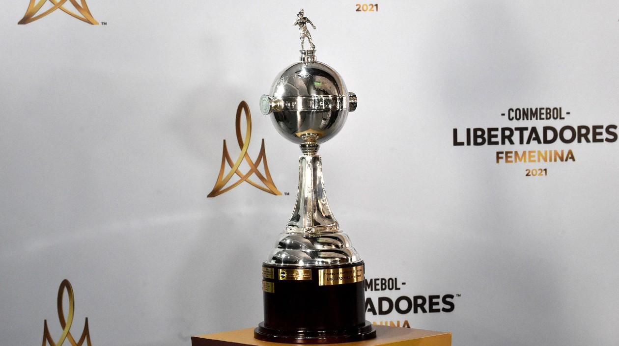 Trofeo de la Copa Libertadores Femenina. 