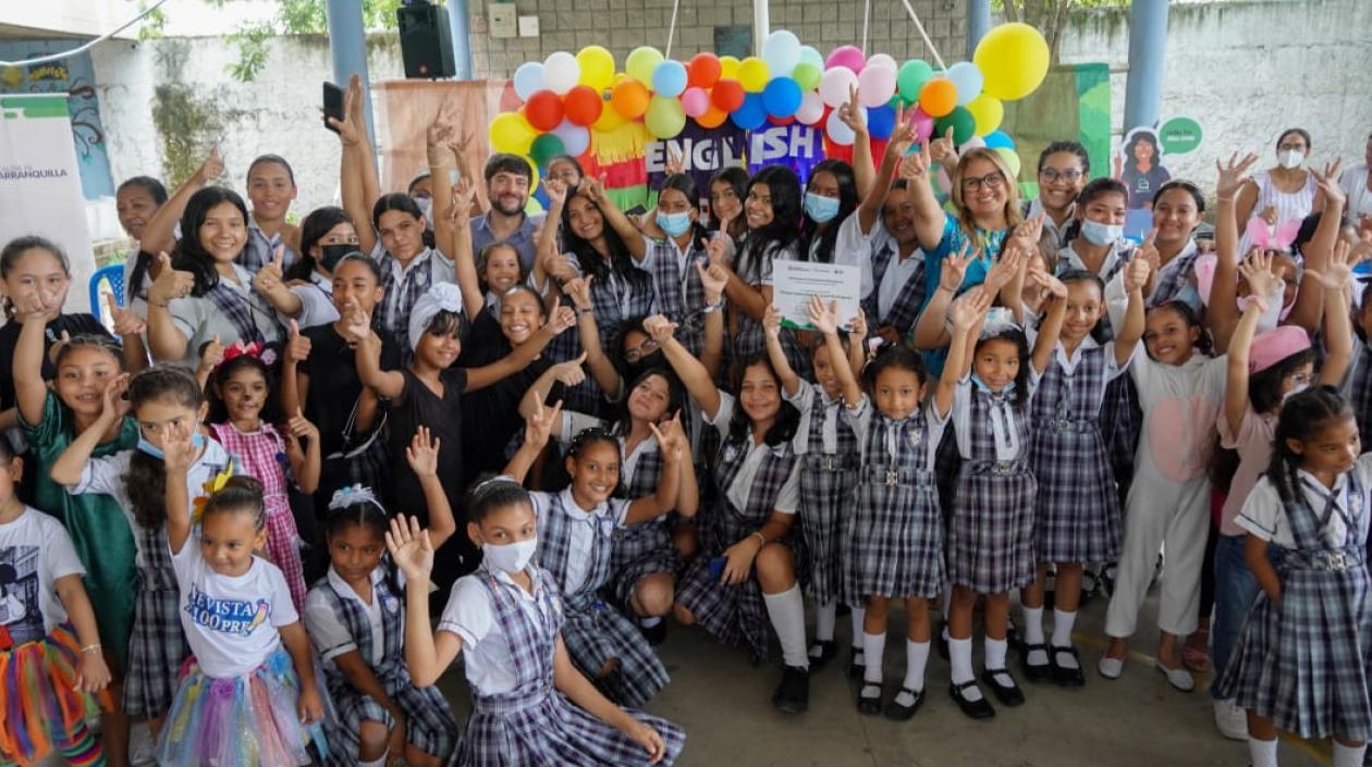Estudiantes junto al Alcalde Pumarejo. 