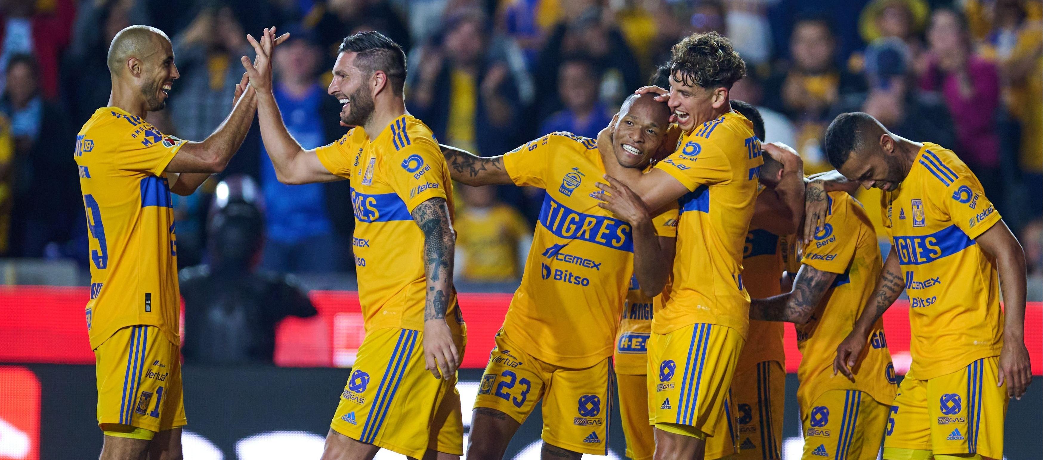Luis Quiñones (23) celebra con sus compañeros uno de sus goles. 