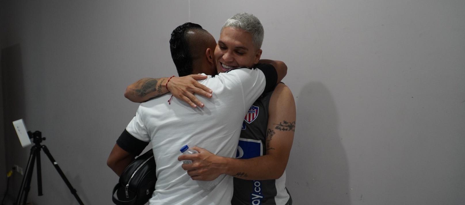 El abrazo de Quintero con otro talentoso de Junior: Vladimir Hernández.