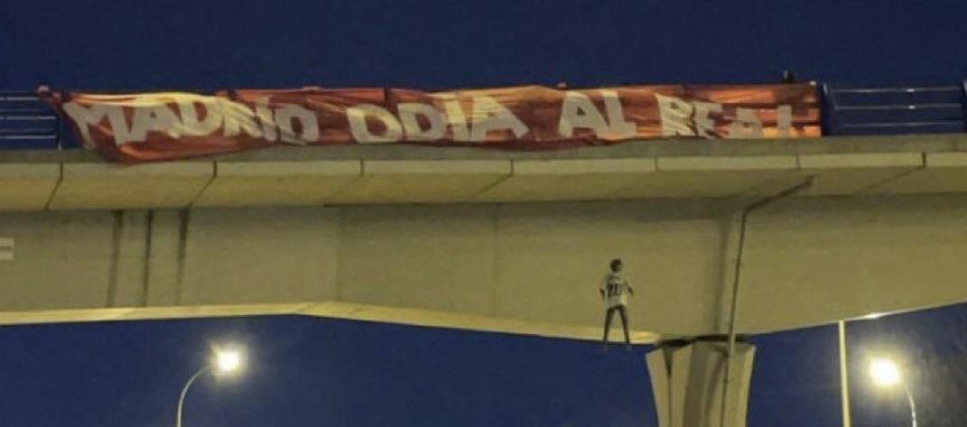 El muñeco de Vinicius que apareció colgado en un puente de Madrid. 
