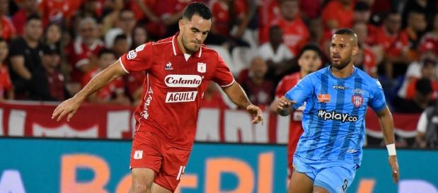 Jhon García avanza ante la marca de Isaac Camargo.