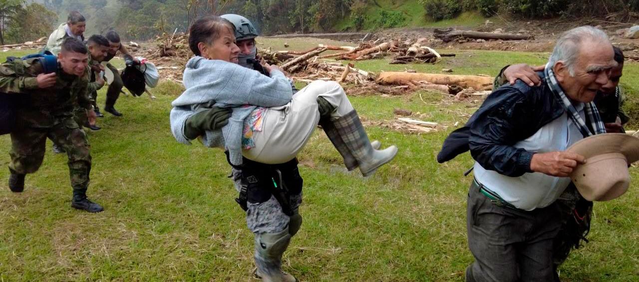 Adultos mayores rescatados.