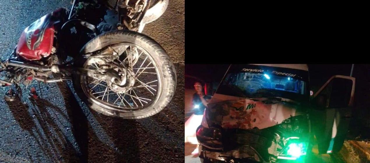 La moto y el microbús implicados en el accidente. 