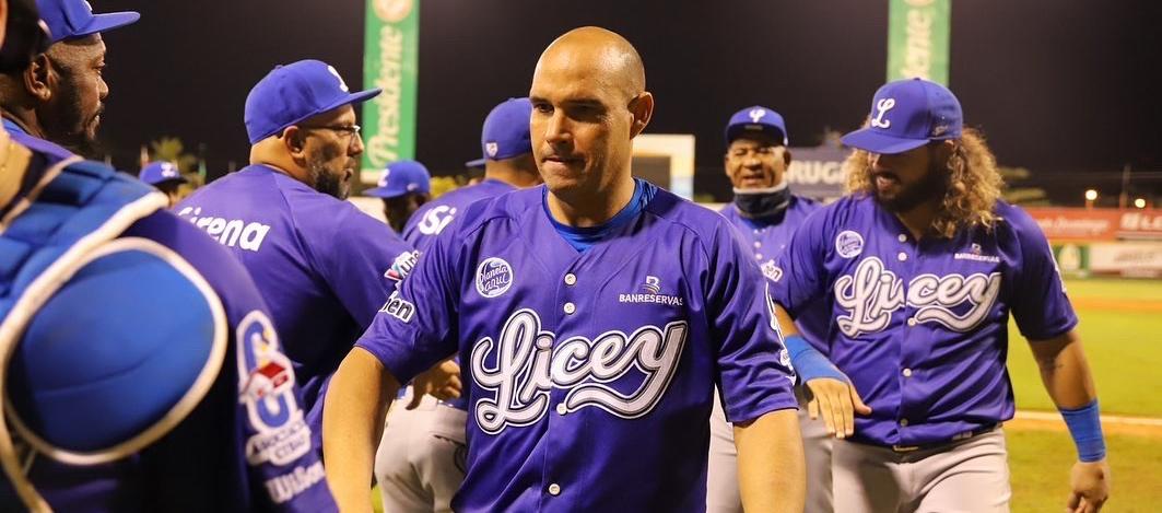 Celebración de los Tigres de Licey. Jorge Alfaro, a la derecha.