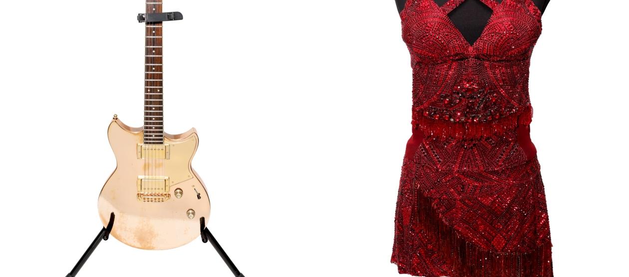 Guitarra usada por Shakira en la gira 'El Dorado' y el traje que usó en el Superbowl LIV.