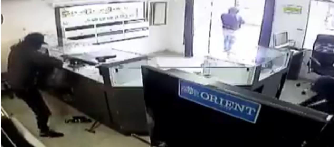 Momento en que ocurrió el atraco en la joyería. 