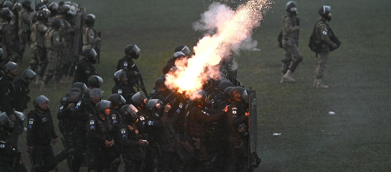 Agentes antidisturbios controlando a los manifestantes.