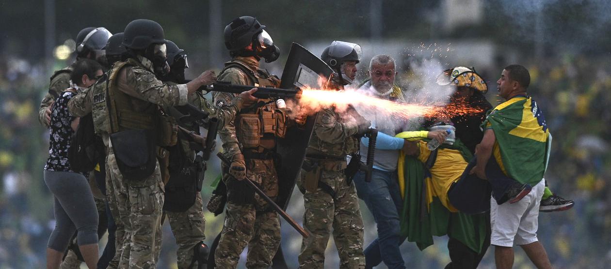 Enfrentamiento entre manifestantes y policías en Brasil.