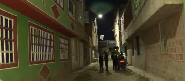 La Policía, Bomberos y la empresa Vanti atendieron la emergencia en la vivienda de Bosa en la que murieron una mujer y sus dos hijas.