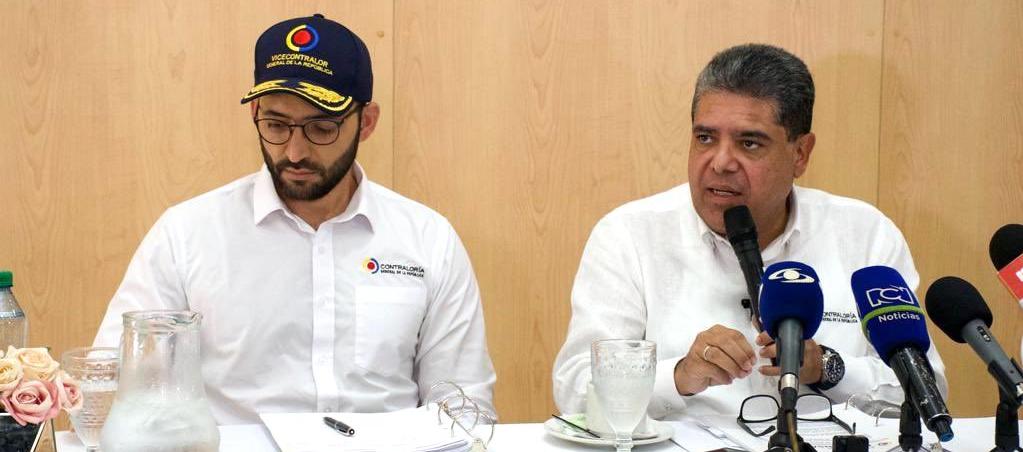 El Contralor Carlos Hernán Rodríguez presentando el informe.