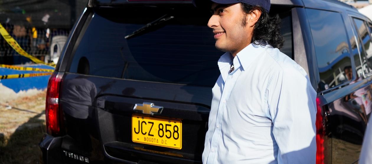 El diputado Nicolás Petro y la camioneta.