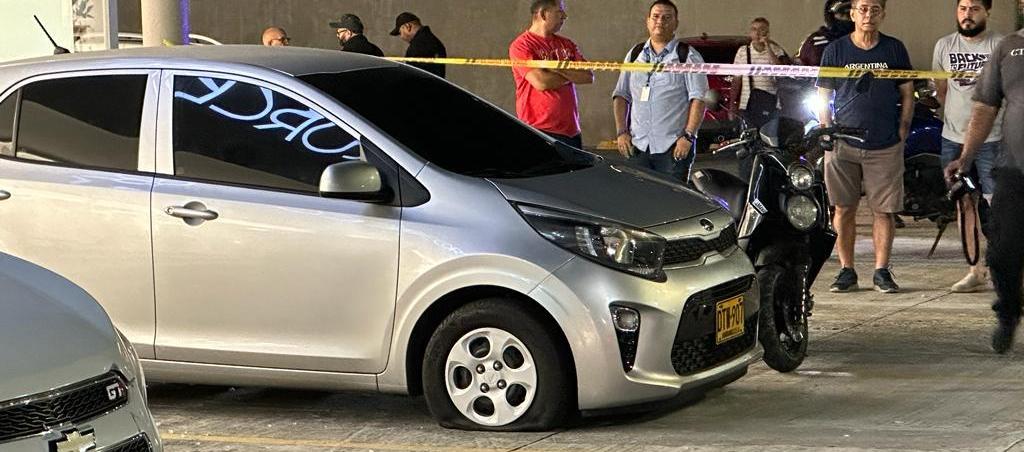 El vehículo que pretendían hurtar y la moto utilizada por los delincuentes.
