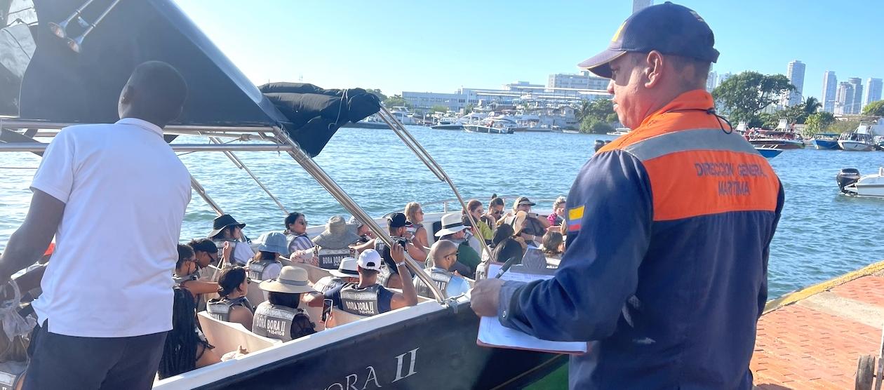 Personal de la Dimar supervisando las actividades marítimas.