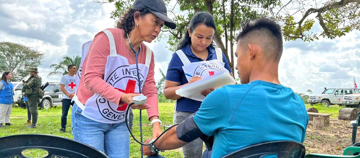 Uno de los liberados recibiendo atención de la misión humanitaria.