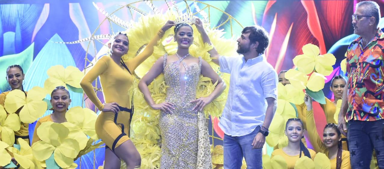 El Alcalde Jaime Pumarejo fue el encargado de ponerle la corona a Daniella Falcón.