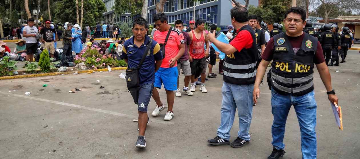 Imagen del desalojo en Lima.