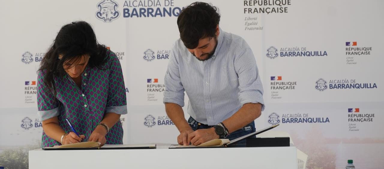 El Alcalde Pumarejo firmando el nuevo convenio con la Agencia Francesa de Desarrollo.