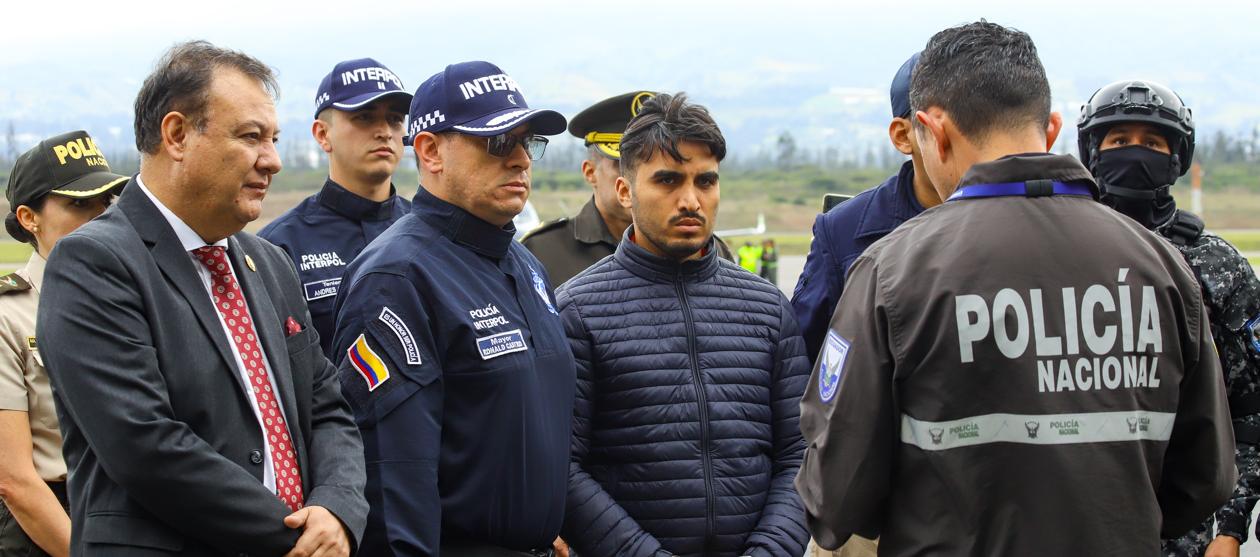 El expolicía Germán Cáceres junto a las autoridades.