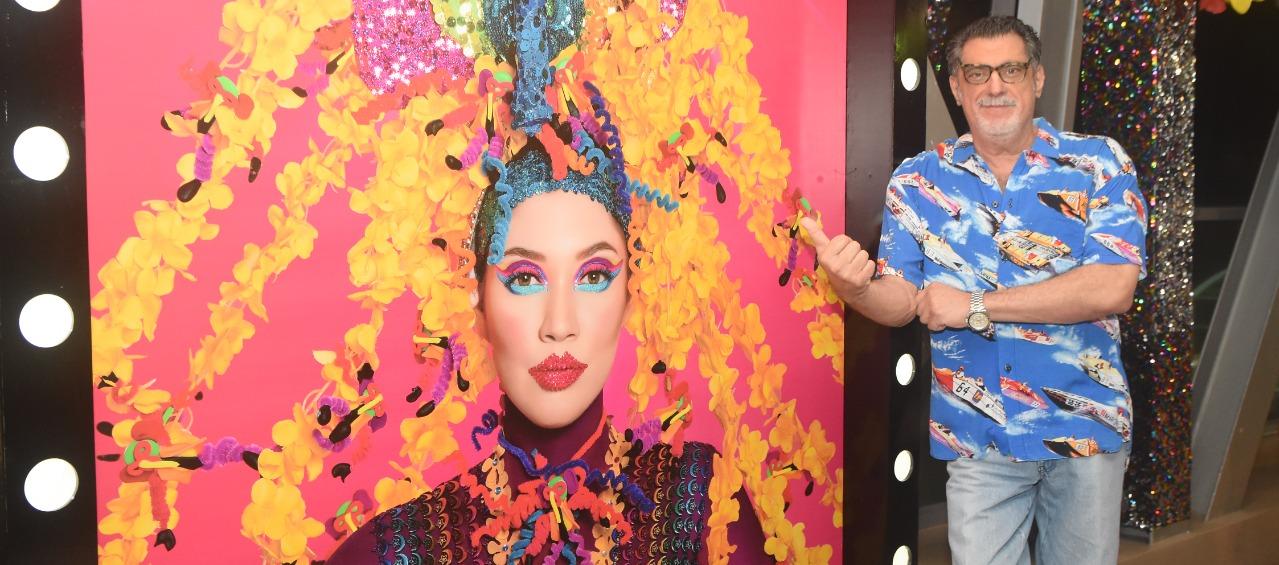  Emilio Yidi frente a una de las fotografías que hacen parte de su exposición.