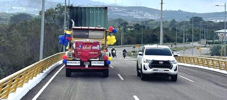 Uno de los primeros tractocamiones en cruzar la frontera con carga.
