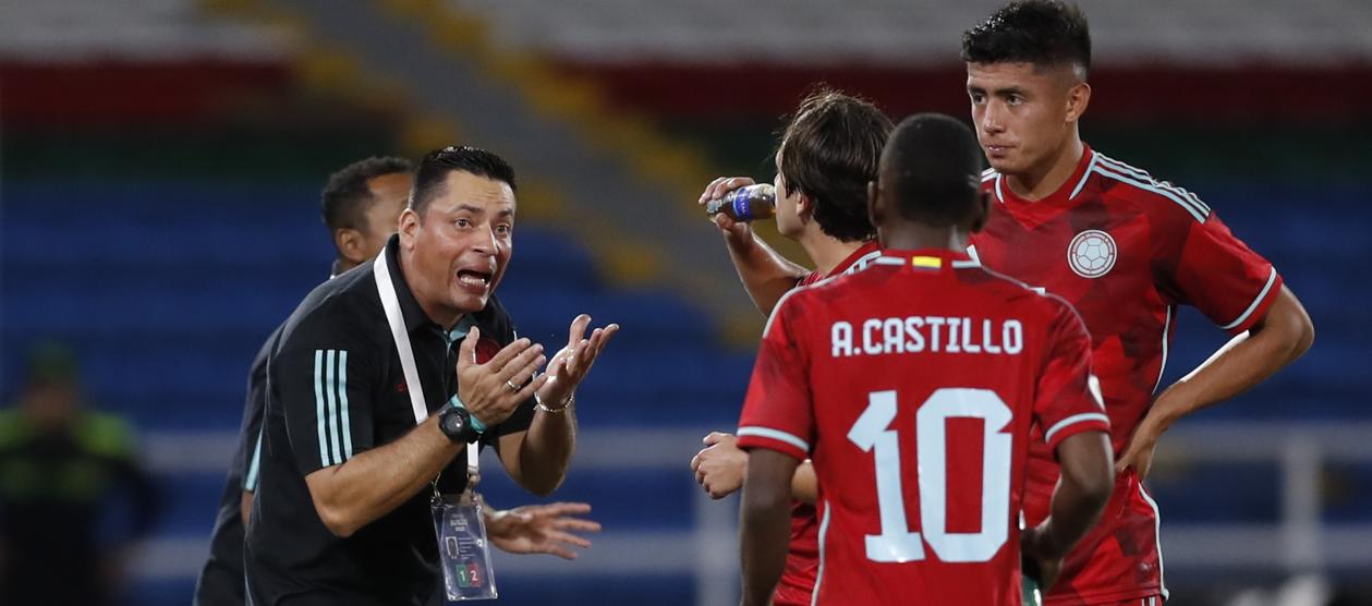Héctor Cárdenas, técnico de Colombia, imparte órdenes a sus dirigidos. 