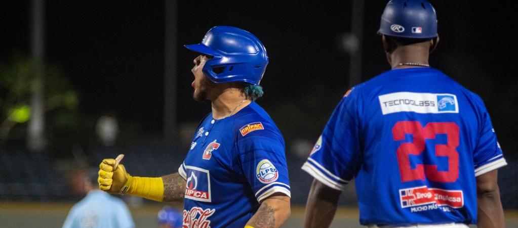 Harold Ramírez celebra tras remolcar la carrera del empate 5-5 de Caimanes ante Vaqueros.