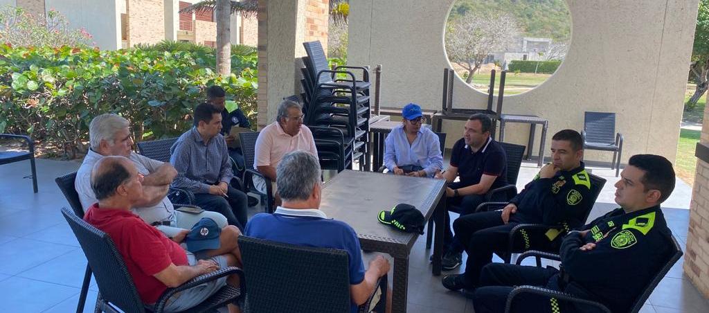 Reunión de la Policía y Gobernación con el Consejo de Administración de Agua Marina. 