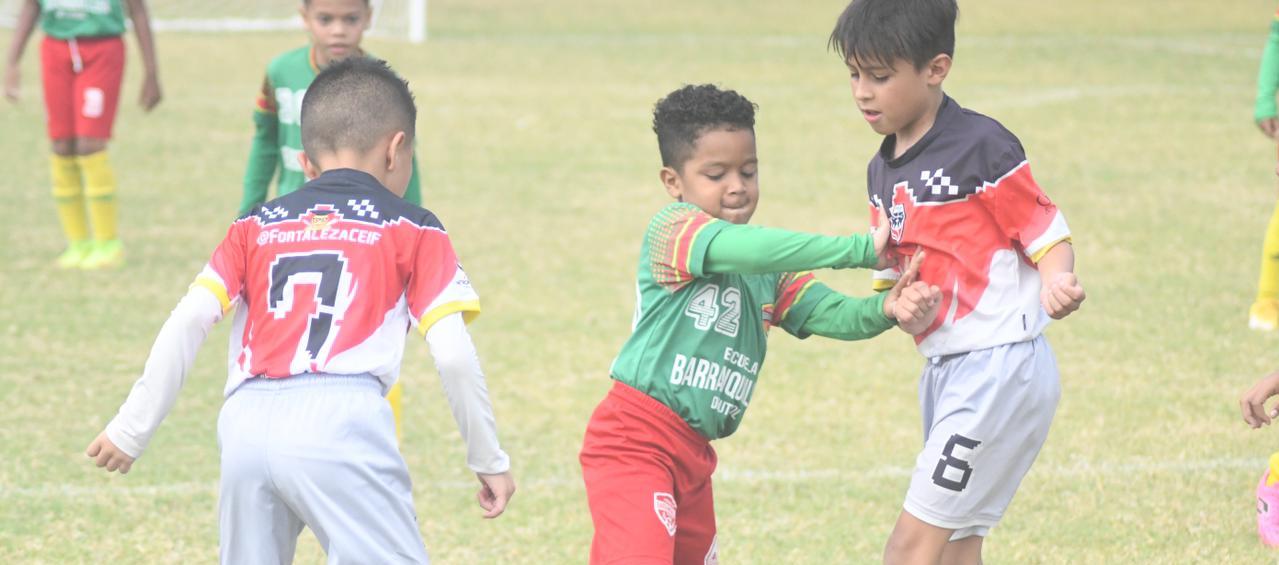 Acción del juego entre Academia Barranquillera y Fortaleza.