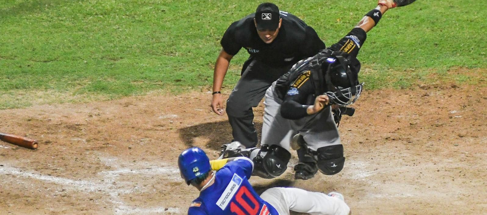 Harold Ramírez anota la sexta carrera de Caimanes, en el séptimo inning.