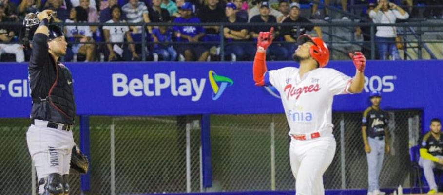 Meibrys Viloria llega al plato tras conectar su primer jonrón de la noche.