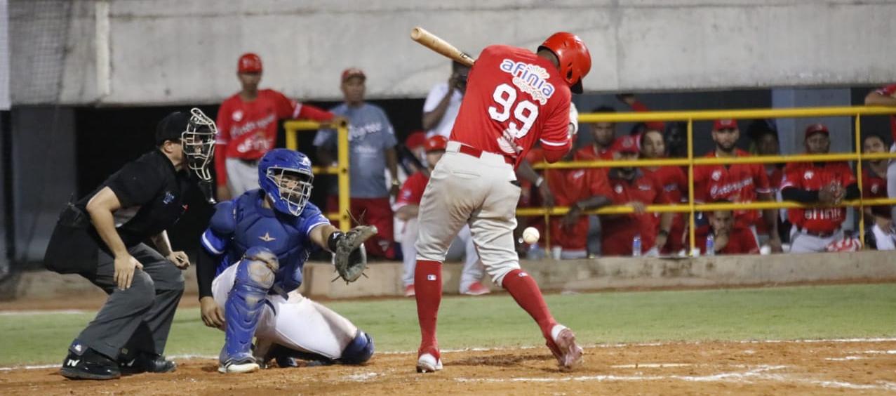 Roberto Caro, de Tigres, recibe pelotazo del lanzador Fernando Pérez, de Vaqueros. 