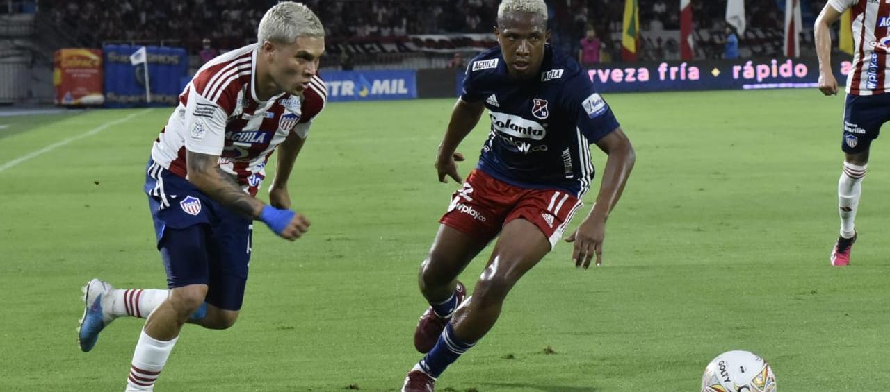 Juan Fernando Quintero avanza ante la marca de Andrés Ibargüen