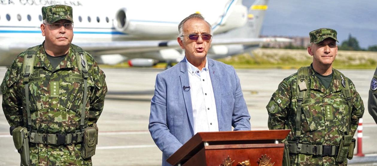 El Ministro de Defensa, Iván Velásquez, explicando las decisiones.