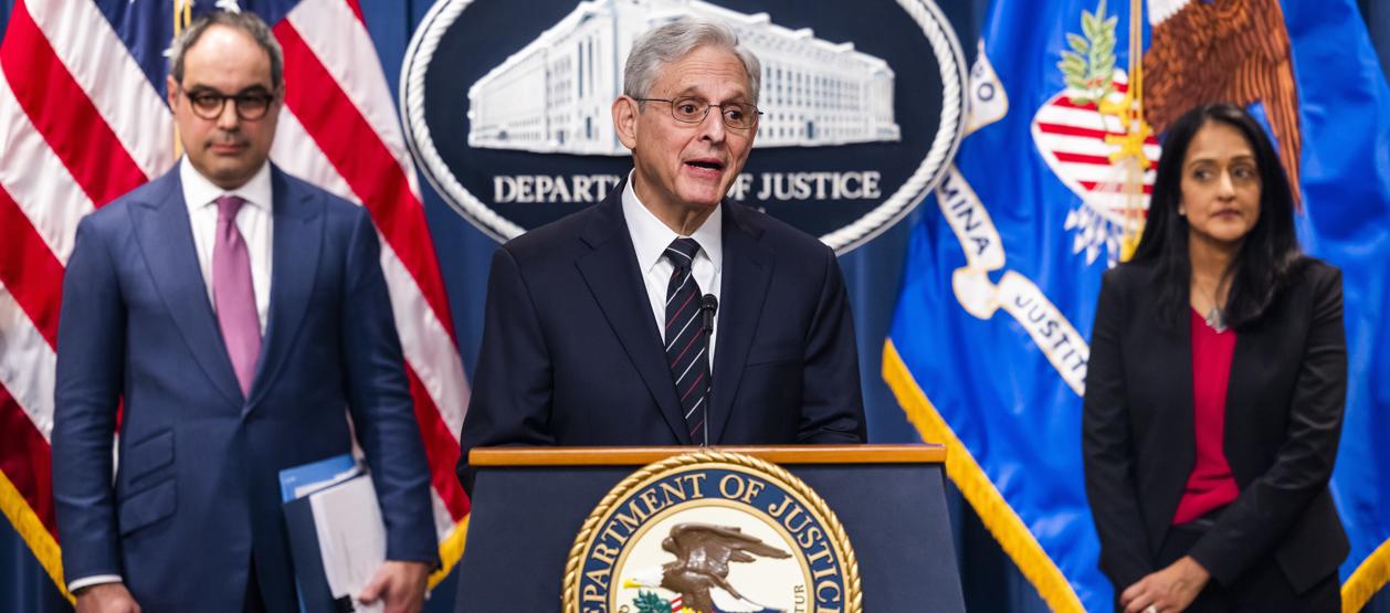 El Fiscal General Merrick Garland (centro).