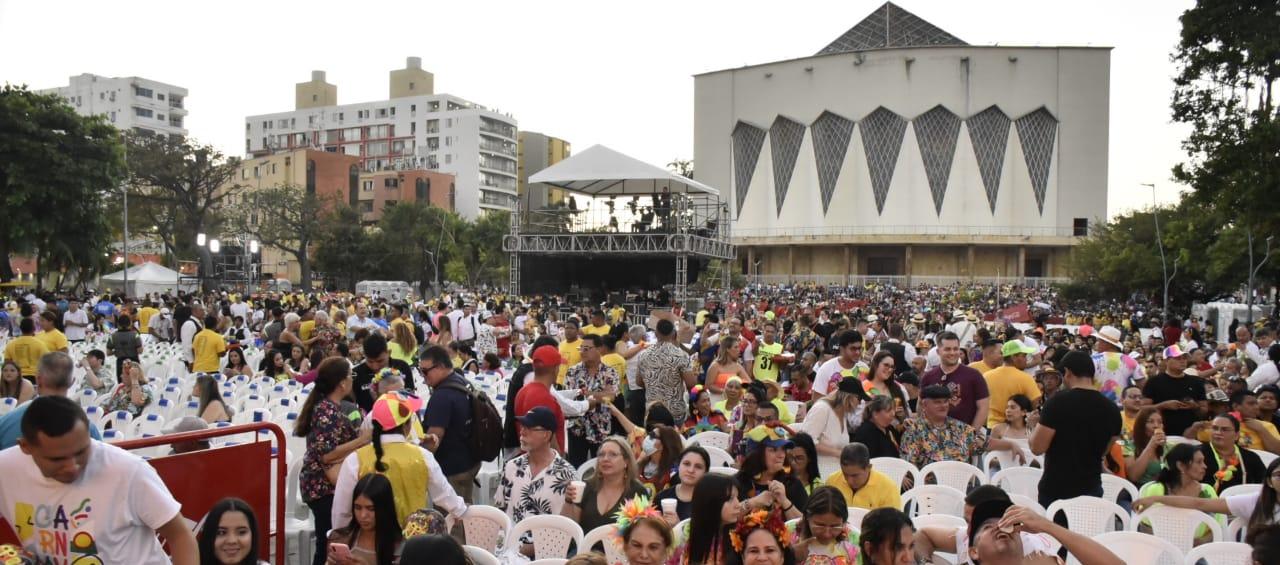 Carnavaleros en la Plaza de la Paz para apreciar la Lectura del Bando