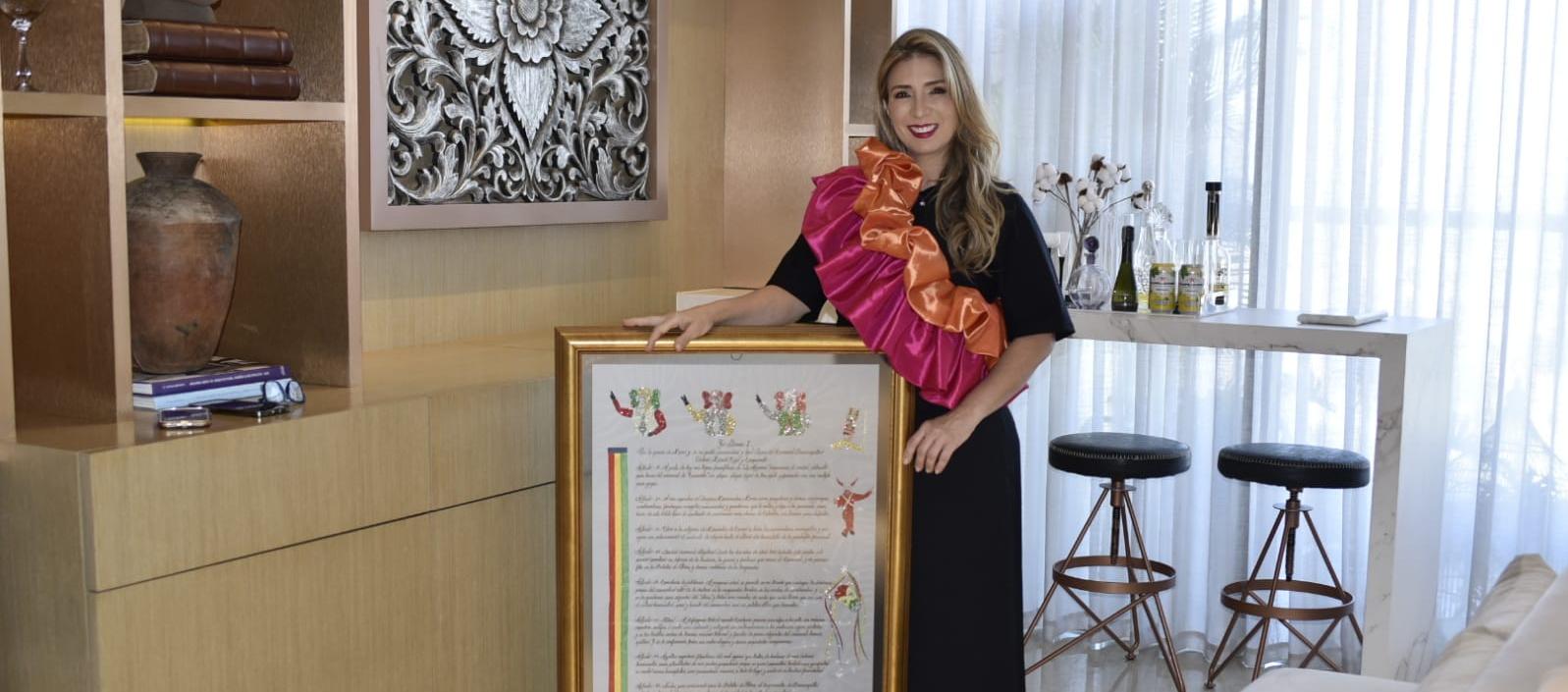 La Reina del Carnaval de Barranquilla 1998, Liliana Hoyos Sánchez, posando junto a su Bando real.