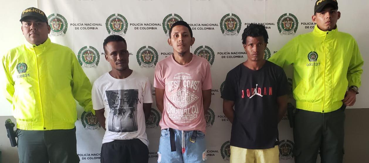 Los tres capturados por la Policía. 