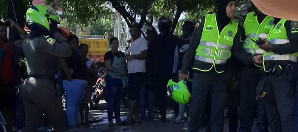 La Policía acordonó el lugar donde fue asesinada la mujer. 