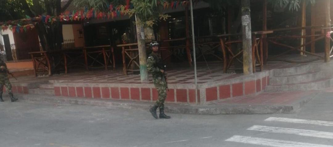 Militares hacen presencia en la 8