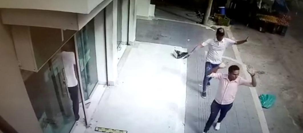 Momento en que los dos presuntos ladrones fueron capturados. 