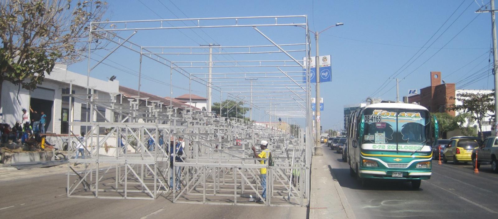 Montaje de palcos en la Vía 40.