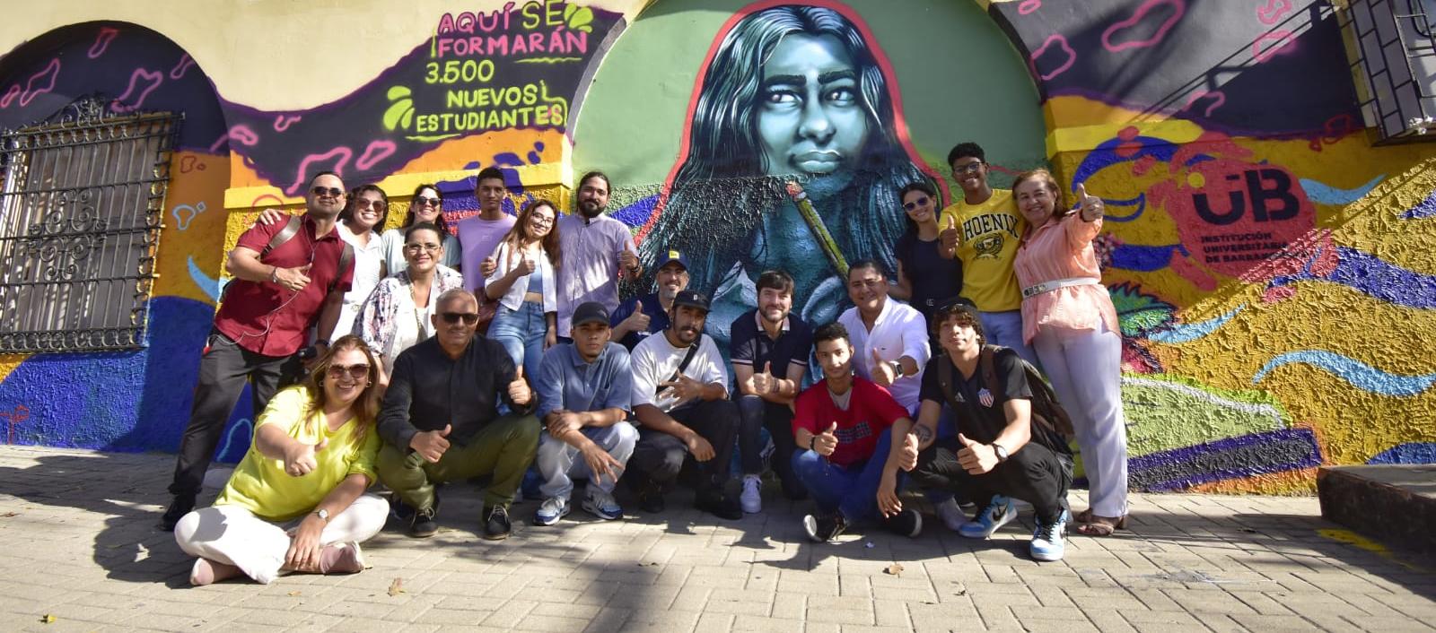 El Alcalde Jaime Pumarejo posa en el mural junto a un grupo de estudiantes.