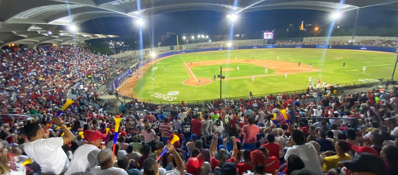 El estadio Once de Noviembre Abel Leal se llenó para el primer juego del playoff final.