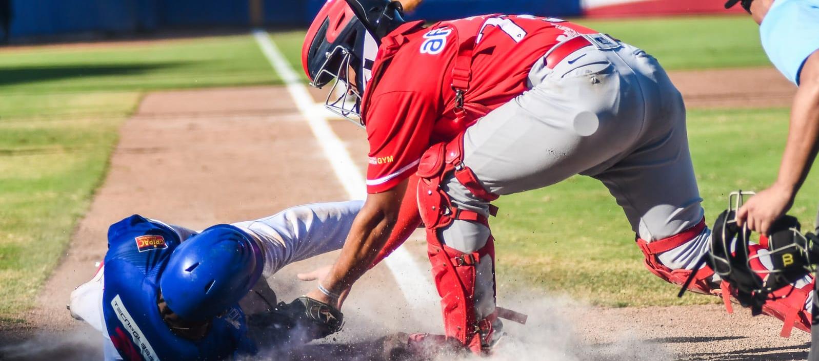 Meibrys Viloria pone out en el plato a Dilson Herrera, en la segunda entrada.